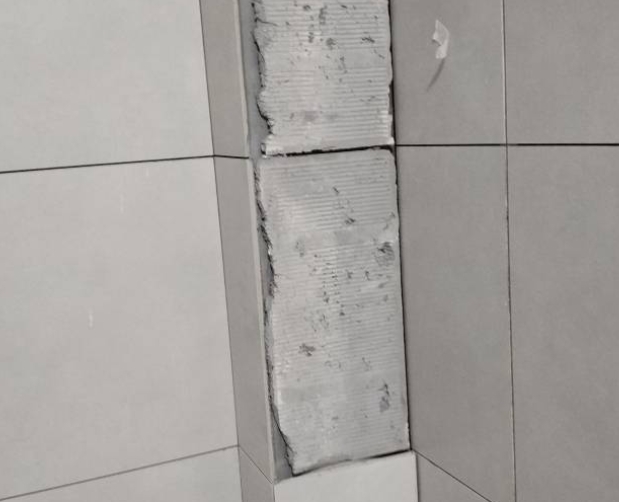 巴东瓷砖空鼓维修公司分享下瓷砖施工前基层浇水润湿程度不足，可能导致以下问题